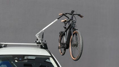 Cargar una bicicleta eléctrica en un coche ya no será difícil con este ingenio