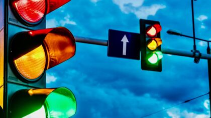 El semáforo de la discordia: ¿de qué sirve que se enciendan dos luces a la vez?