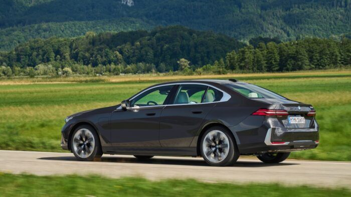 BMW Serie 5 530e 3 700x394