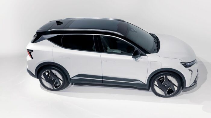 Renault Scenic 2024 Iconic 12 700x394