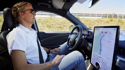 Te desvelamos el primer coche que se puede conducir «sin manos» en España