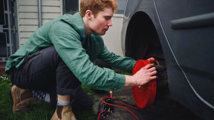 Investigan cómo convertir un coche de combustión en híbrido por poco dinero