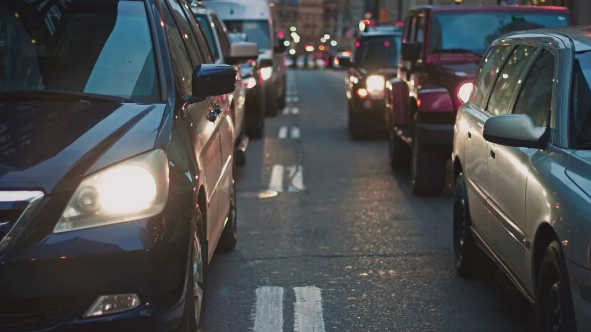Diferencias en el precio del seguro del coche: ¿por qué sale más caro en las comunidades más pobres?