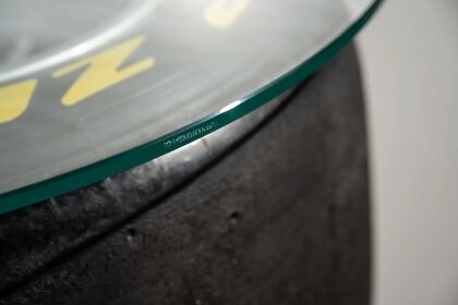 Si algún día consigues una rueda de Fórmula 1 querrás hacerte esta mesa de centro