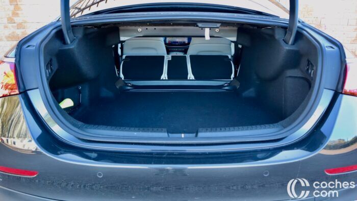 Mercedes E 220 D Prueba Maletero 5 700x394