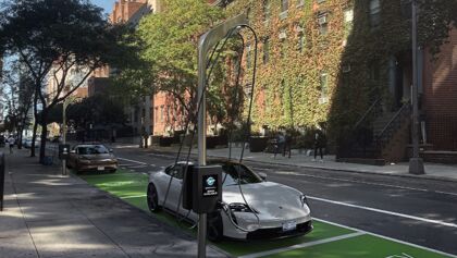 Cargadores en las aceras que ofrecen más de 300 km de autonomía en menos de 15 minutos