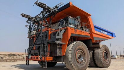 Este camión volquete minero gigante carga su batería incluso en movimiento