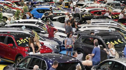 Miles de coches seminuevos en el Salón del Vehículo de Ocasión de Madrid