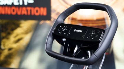 Se abre la veda a las pantallas en el volante gracias a este nuevo airbag