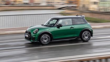 El MINI Cooper S en acabado John Cooper Works tiene una imagen aún más deportiva