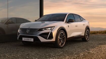 El Peugeot E-408 completa la gama con 210 CV y 453 km de autonomía