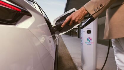 ¿Interesa más un enchufable con el  encarecimiento del combustible? Hacemos cálculos