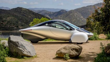 Este coche solar es tan eficiente que no necesita enchufes para recargarse