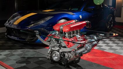 El motor de un Ferrari 458 se convierte en la mesa de tus sueños