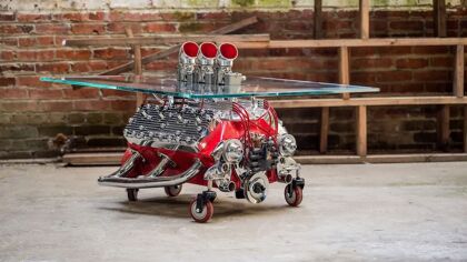Esta mesa con motor Ford Flathead V8 no la verás en el catalógo de IKEA