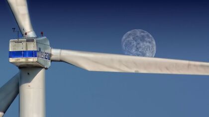 Las palas de los aerogeneradores usadas ya sirven para fabricar carreteras