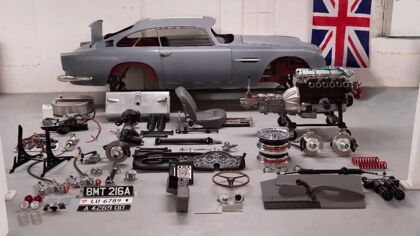 No puedes permitirte el Aston Martin DB5 de James Bond, pero sí esta réplica que requiere montaje