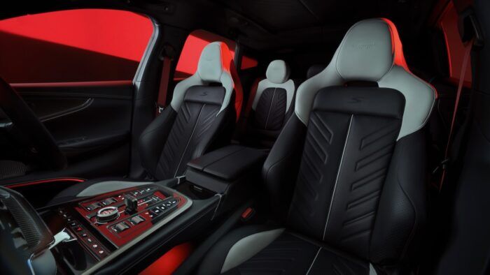 Aston Martin DBX S 18 700x394