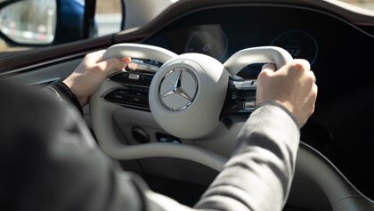 Mercedes se pasa al volante tipo Tesla y a la «steer-by-wire»