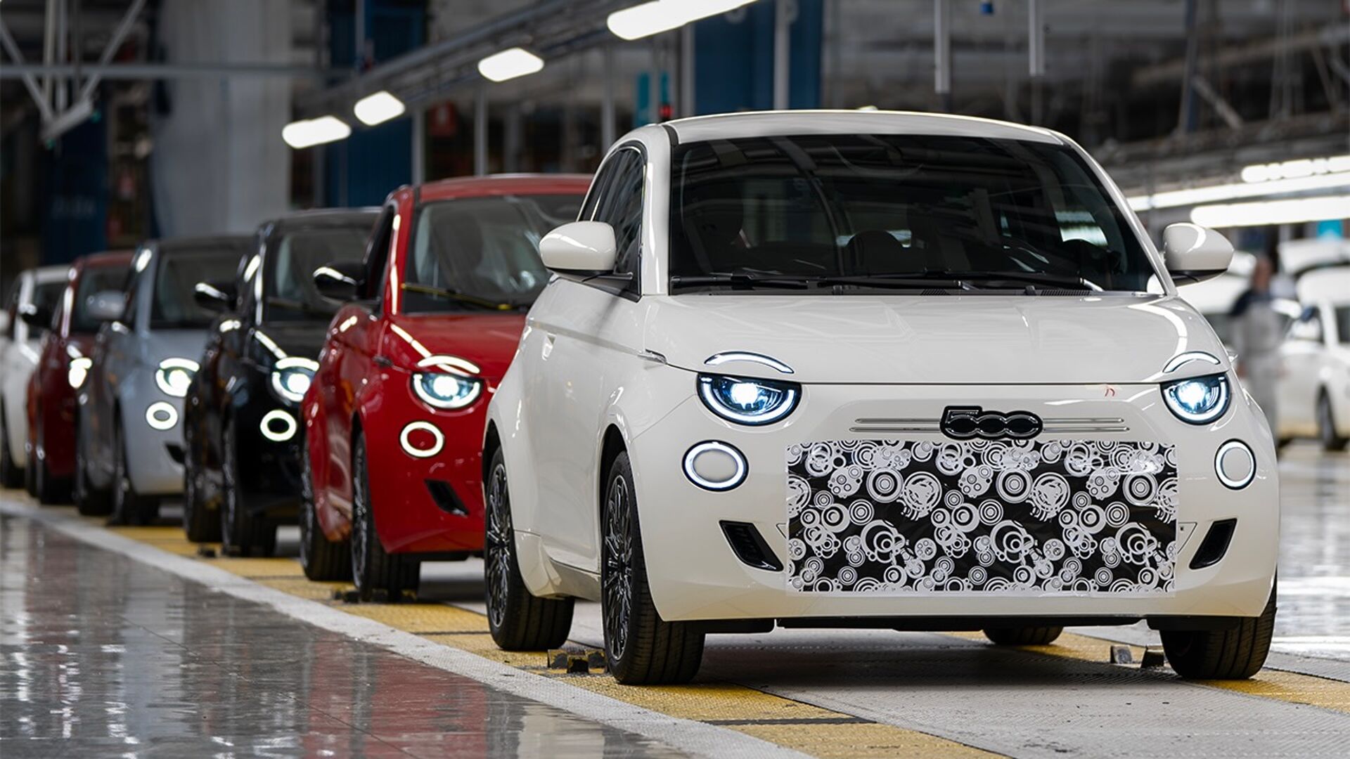 Tras la debacle del eléctrico, se empezarán a fabricar los Fiat 500 híbridos (y tienen cambio manual)