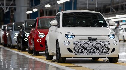 Tras la debacle del eléctrico, se empezarán a fabricar los Fiat 500 híbridos (y tienen cambio manual)