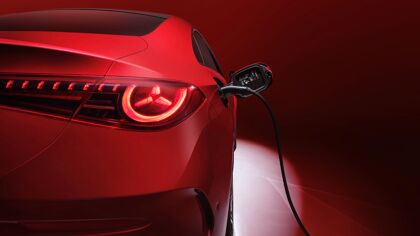 El Mercedes CLA eléctrico tiene carga ultrarrápida, pero no es compatible con las más extendidas