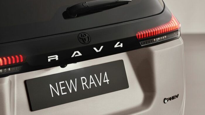 Toyota RAV4 PHEV Core 2026 Detalle 3 700x394