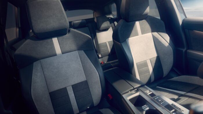 Opel Grandland Electric AWD 3 700x394