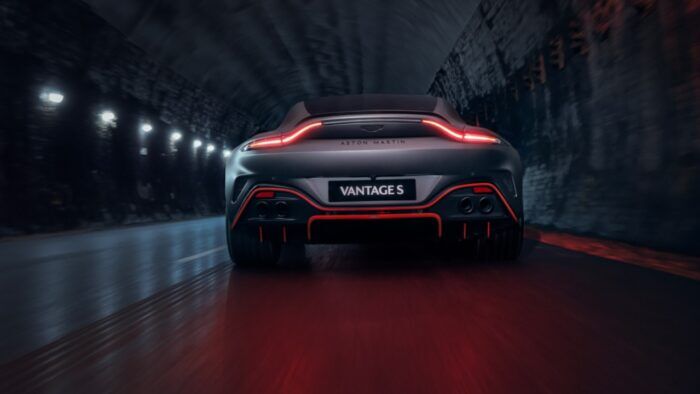 Aston Martin Vantage S 16 700x394