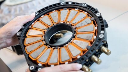 Pesa 13,1 kg y puede desarrollar 748 CV de potencia: ¿dónde está el límite de los eléctricos?