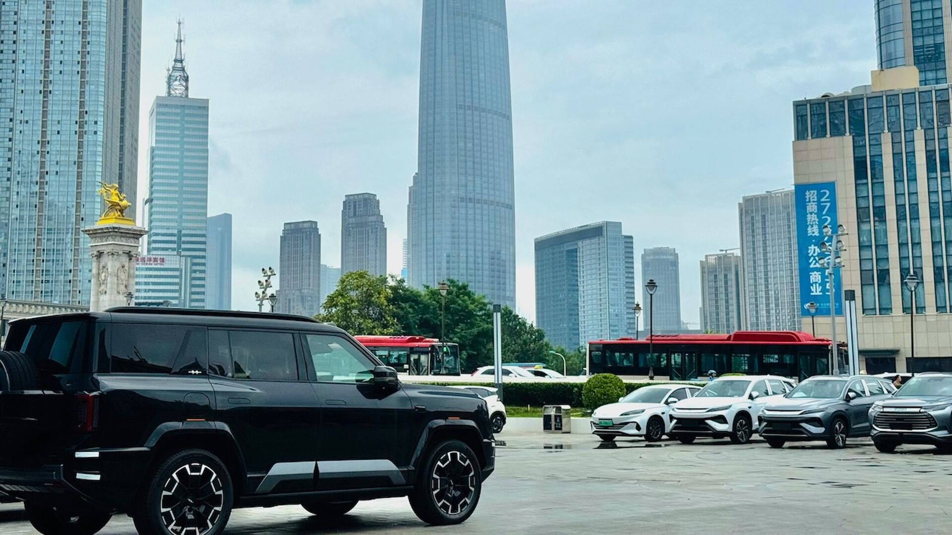 El doble motor de China: coches eléctricos en casa y exportación masiva de vehículos de combustión