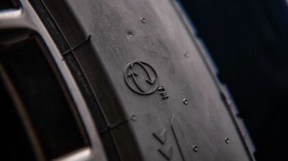 Llega un nuevo símbolo a los neumáticos (y el primero en llevarlos es Pirelli)