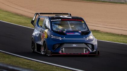 ¿Puede una furgoneta ser más rápida que un Porsche 911 GT3 RS? Solo si es una Ford Supervan