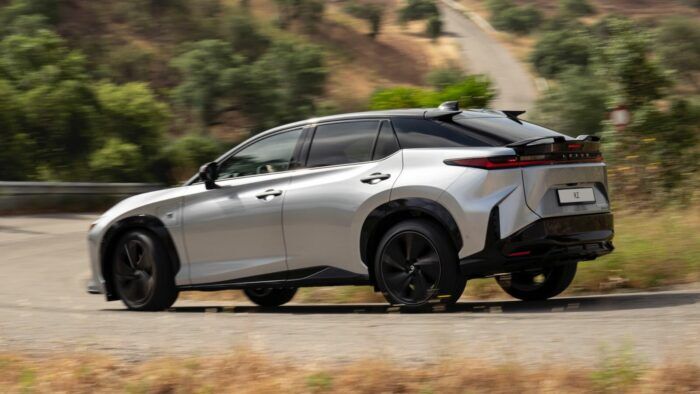 Lexus RZ 550e F Sport 20 700x394