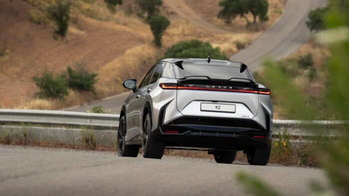 Lexus RZ 550e F Sport 21 700x394