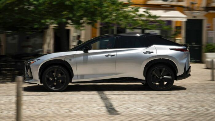 Lexus RZ 550e F Sport 27 700x394