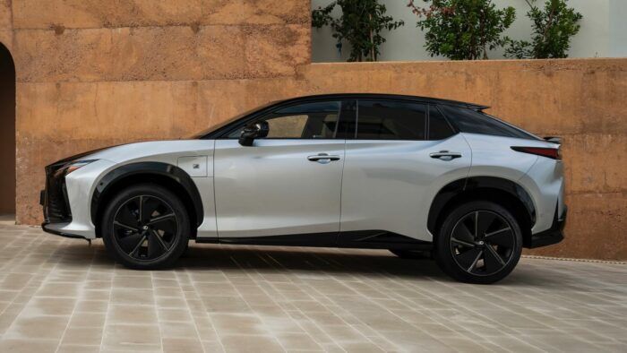 Lexus RZ 550e F Sport 3 700x394