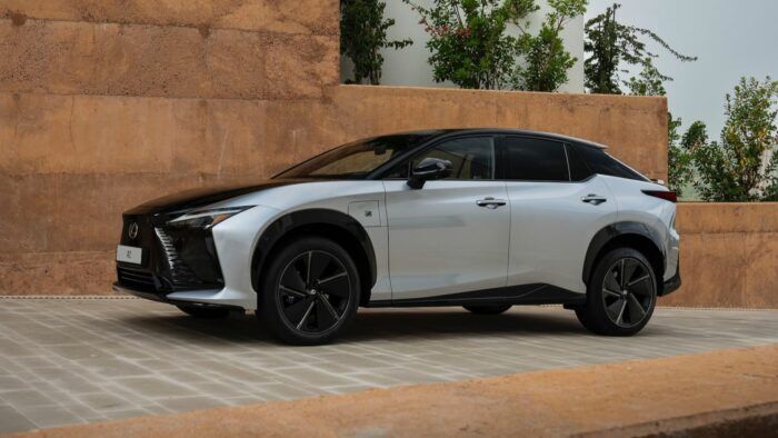 Lexus RZ 550e F Sport 4 700x394