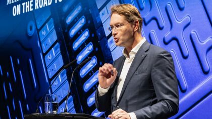 El CEO de Mercedes-Benz teme el colapso del mercado automovilístico europeo por la prohibición de motores de combustión en 2035