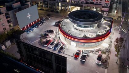 Tesla Diner, el restaurante futurista que rinde homenaje a los años 50