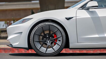 Las llantas forjadas indestructibles que quieren mejorar a los Tesla