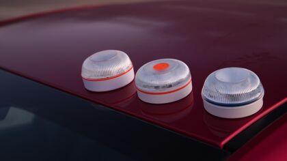 A vueltas con las luces V16: ¿cuáles están homologadas y con cuáles te pueden multar?