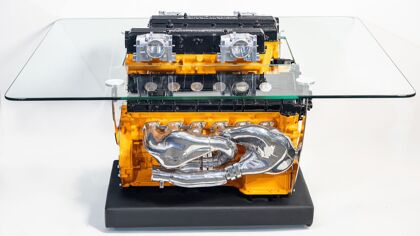 Nunca verás en Ikea esta mesa, creada con el motor V12 de Lamborghini