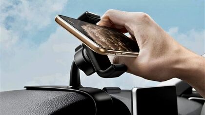 Los adolescentes pasan más del 20 % de tiempo de conducción mirando el móvil