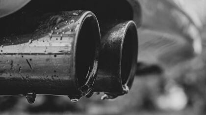 Sale líquido del tubo de escape: ¿es preocupante?