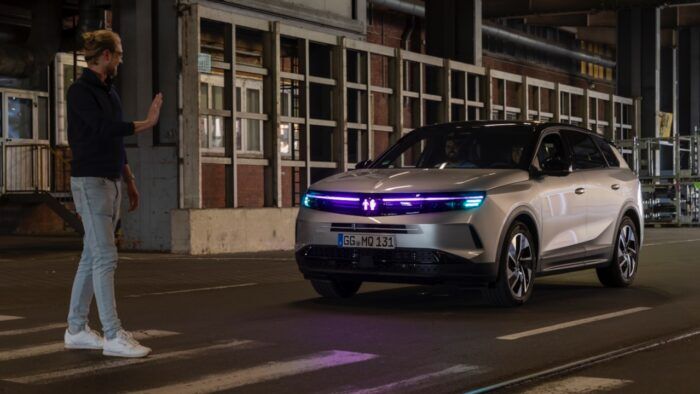 Opel Logo Peatones 6 700x394