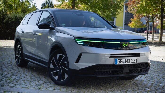 Opel Logo Peatones 8 700x394