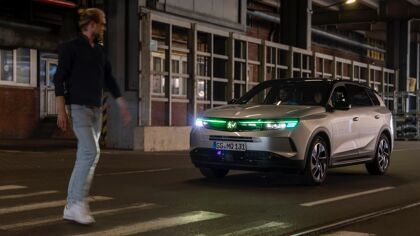 Así quieren en Opel comunicarse con los peatones a través del logo de sus coches
