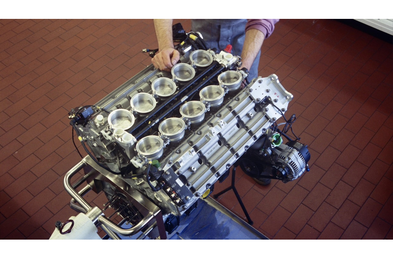 Porsche-Carrera-GT-18.jpeg