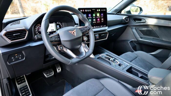 Cupra Leon Sportstourer EHybrid Prueba Interior 14 700x393